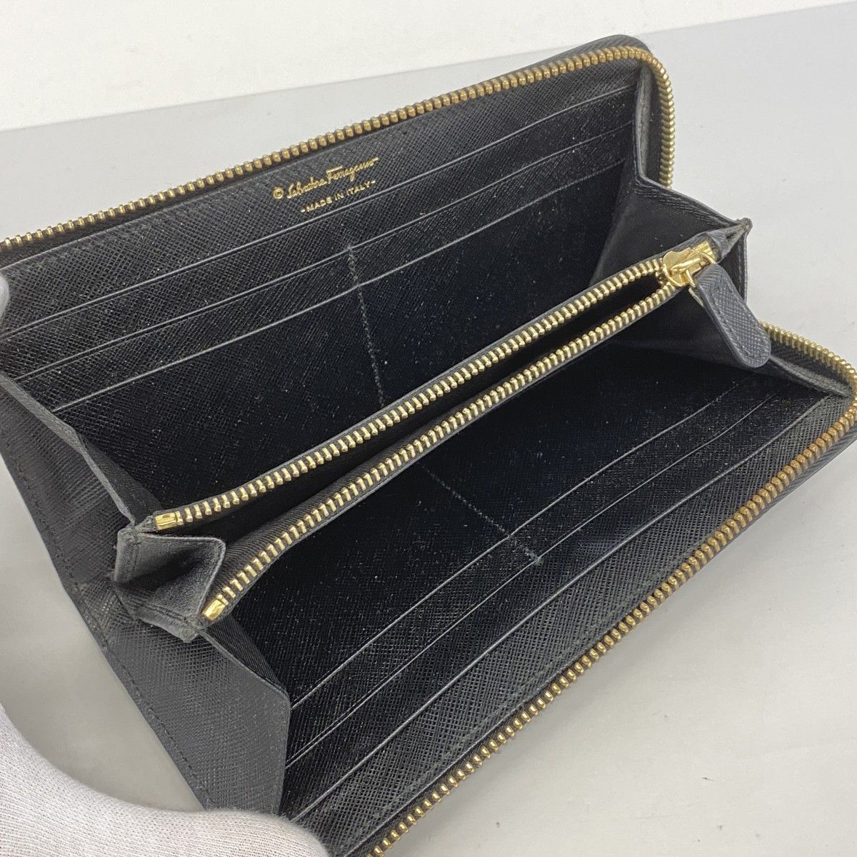 【美品】サルヴァトーレ　フェラガモ　長財布　レザー　黒　ブラック　ゴールド金具 FERRAGAMO サルヴァトーレ フェラガモ 長財布 ファスナー付き
