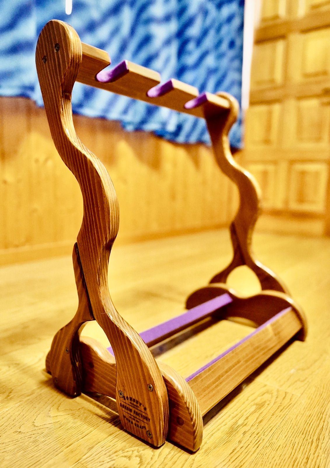 24時間以内に発送 手作り木工 木製バイオリン ヴィオラスタンド ニス仕上げ ３本掛け WWW_TRAVELLANDINDIA_COM