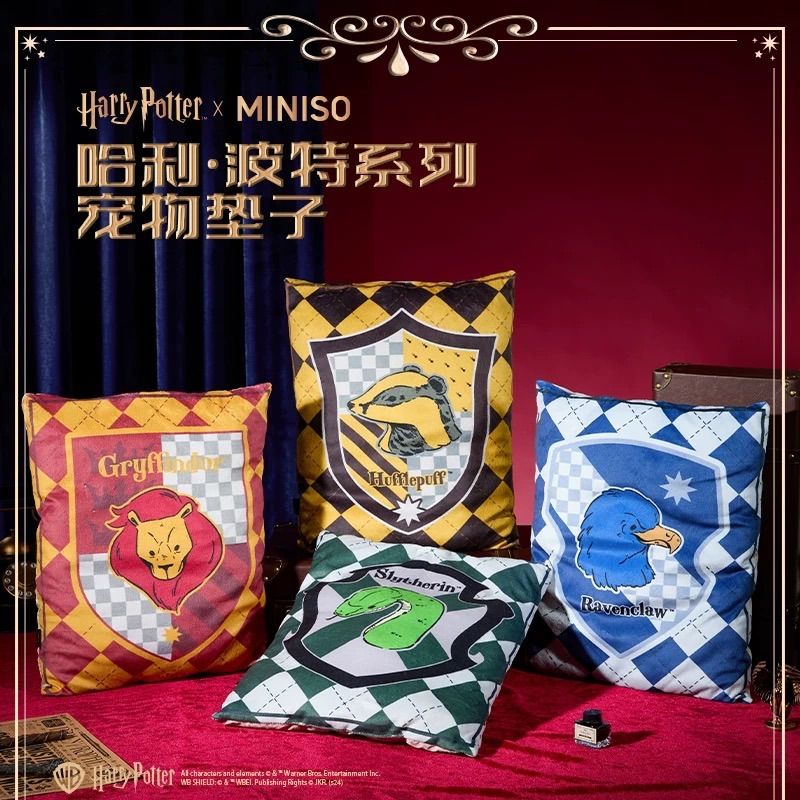 4点 10月 HarryPotter x MINISO ハリーポッター メイソウ 中国 抱き枕 ペット用クッション モデル 4つ学院 グリフィンドール スリザリン レイブンクロー ハッフルパフ Size 45x36cm 4点