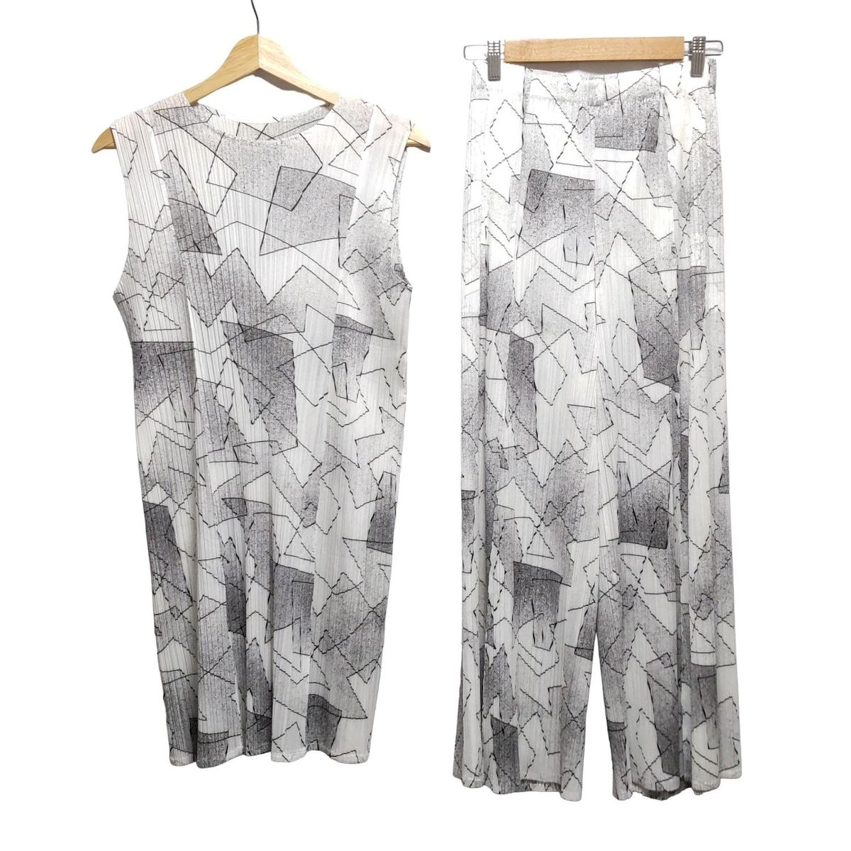 PLEATS PLEASE プリーツプリーズ レディースパンツセットアップ レディース - 白×黒×ライトイエロー 総柄|プリーツ