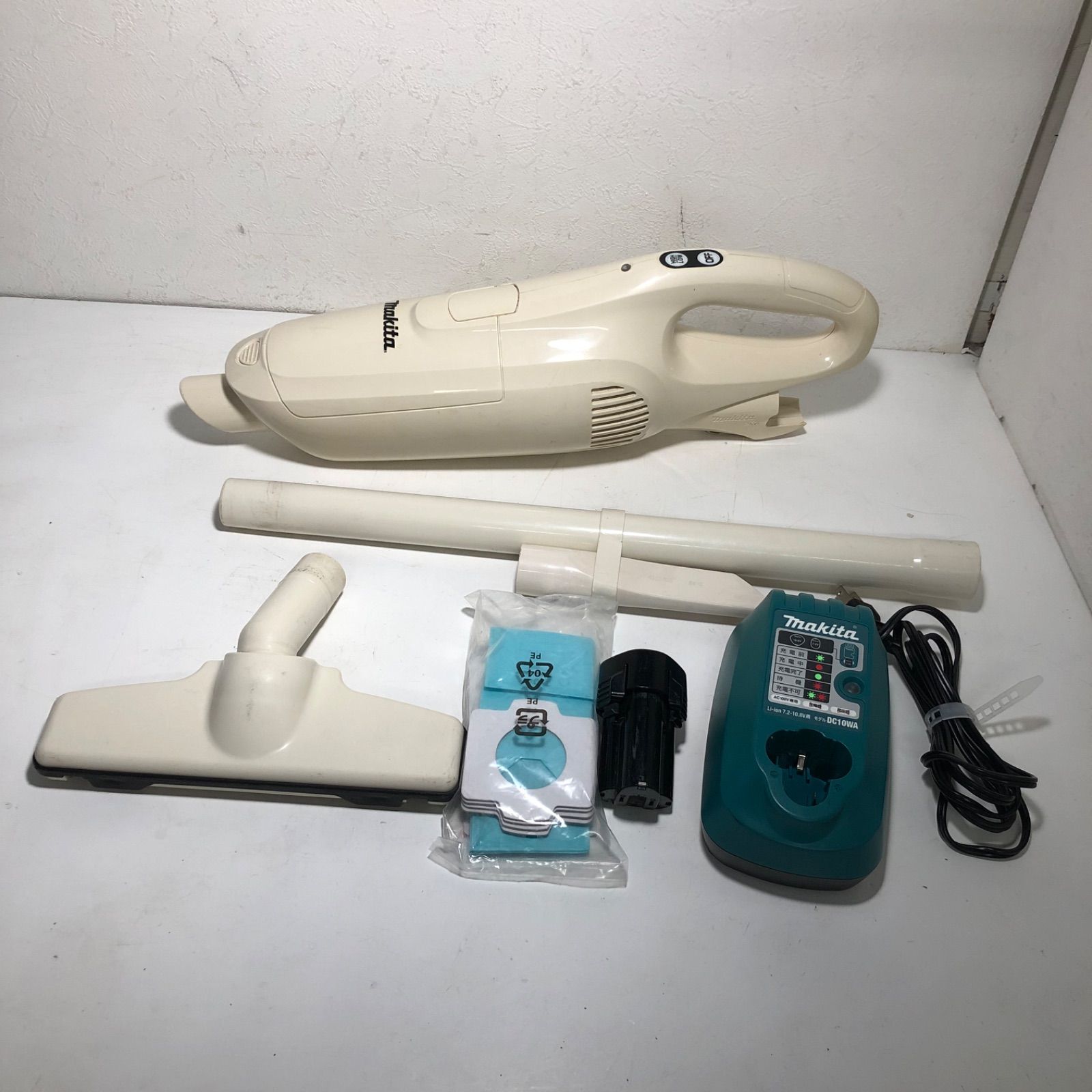 最終値下げ マキタ　掃除機　makita CL121D 充電器バッテリー付き 値下げ makita充電式クリーナー 最終値下げ マキタ 掃除機 makita