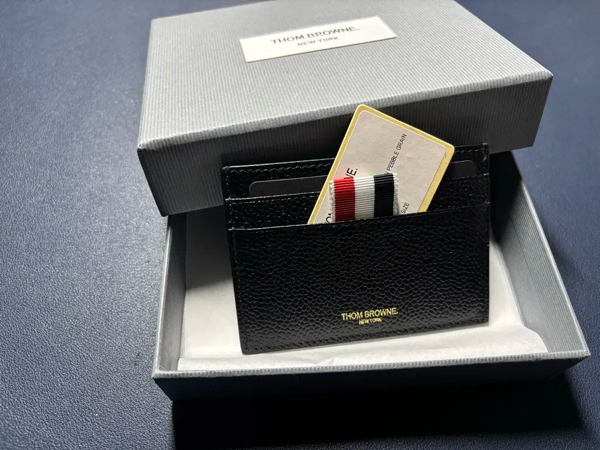 THOM BROWNE トムブラウン Flat Wallet ハーフジップウォレット コンパクト財布 フラグメントケース 小銭入れ カードホルダー メンズ MAW080A 00198 001 Thom Browne(トム ブラウン) カードウォレット Thom Browne(トム
