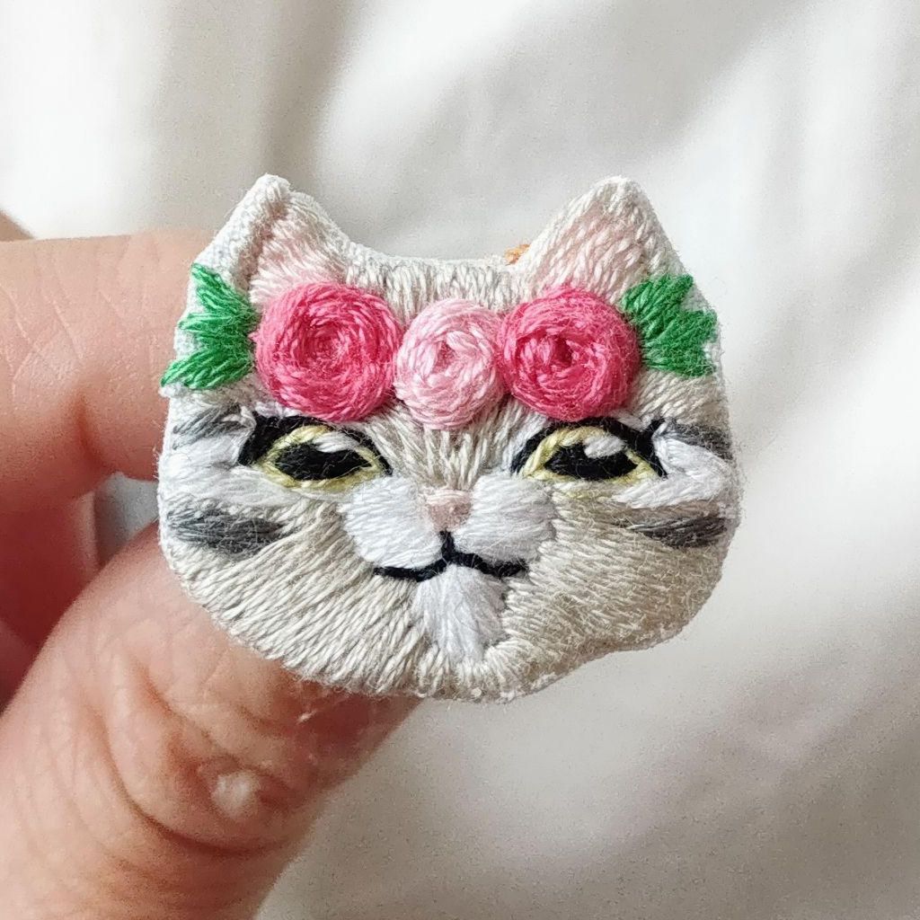 薔薇の花冠猫ちゃん手刺繍ブローチ - ブローチ