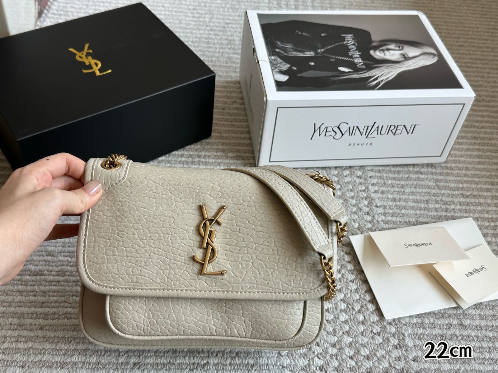 ホワイトYSLショルダーバッグ SAINT LAURENT Nolita マトラッセ レザー ミニショルダーバッグ