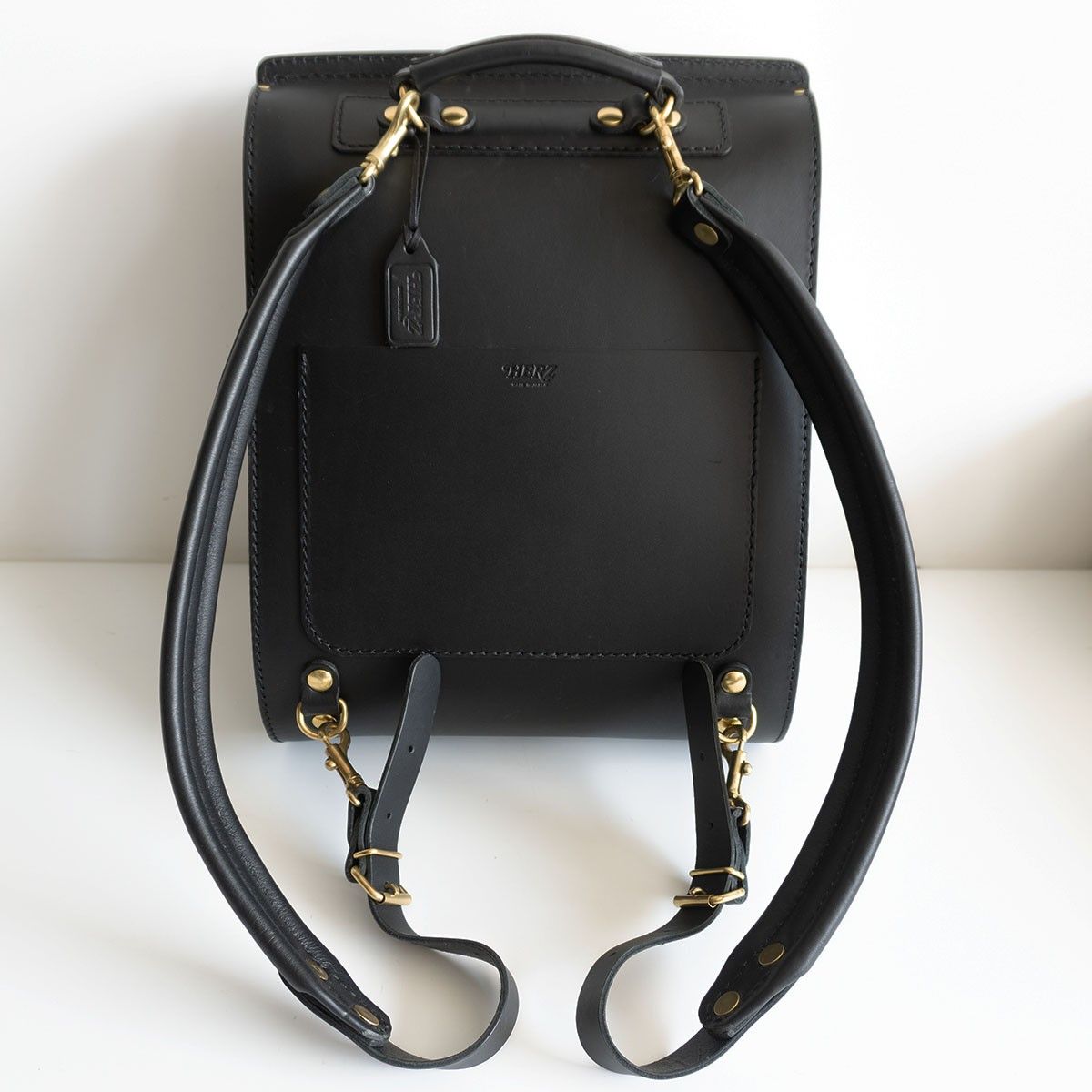 美品】 HERZ ヘルツ 【流線型リュック(R-2)】 ブラック バックパック 