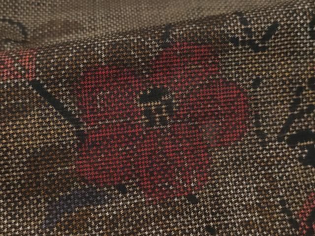 平和屋着物●本場大島紬　7マルキ　泥染め　花唐草文　恵絹織物謹製　証紙付き　正絹　逸品　CAAT7129vf 平和屋着物○本場大島紬 7マルキ 泥染め 花唐草文 恵絹織物謹製 証紙