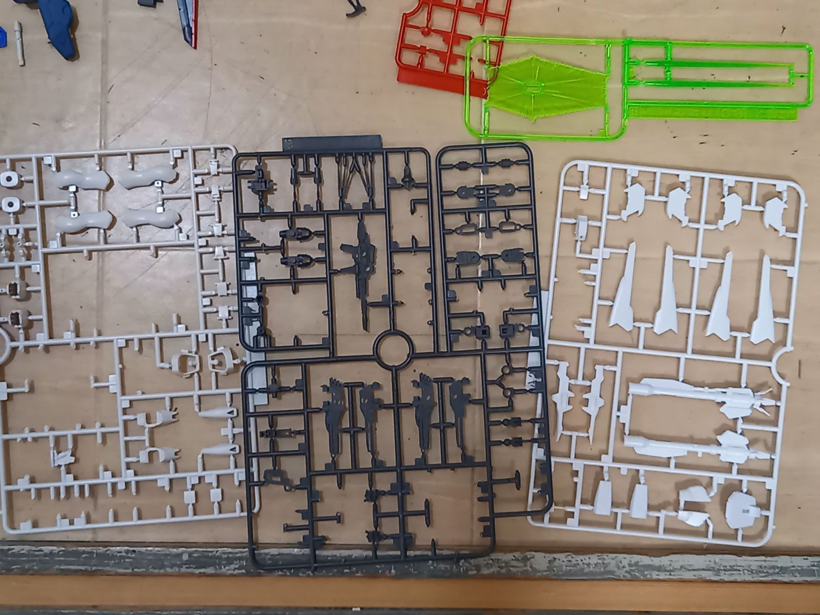 天然素材 ジャンク ガンプラ １１体セットその他パーツ多数 ガンダム 組み立て済み HG８体 MG２体 RG１体