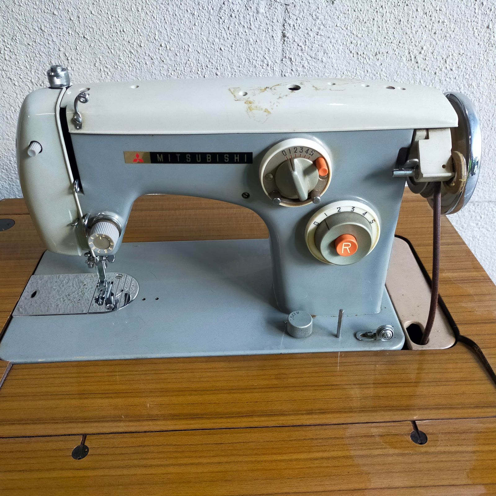 FG- -13 手渡し 板橋区蓮沼町 品 三菱 MITSUBISHI 足踏みミシン 昭和レトロ 木製テーブル一体型 補助台付き アンティーク