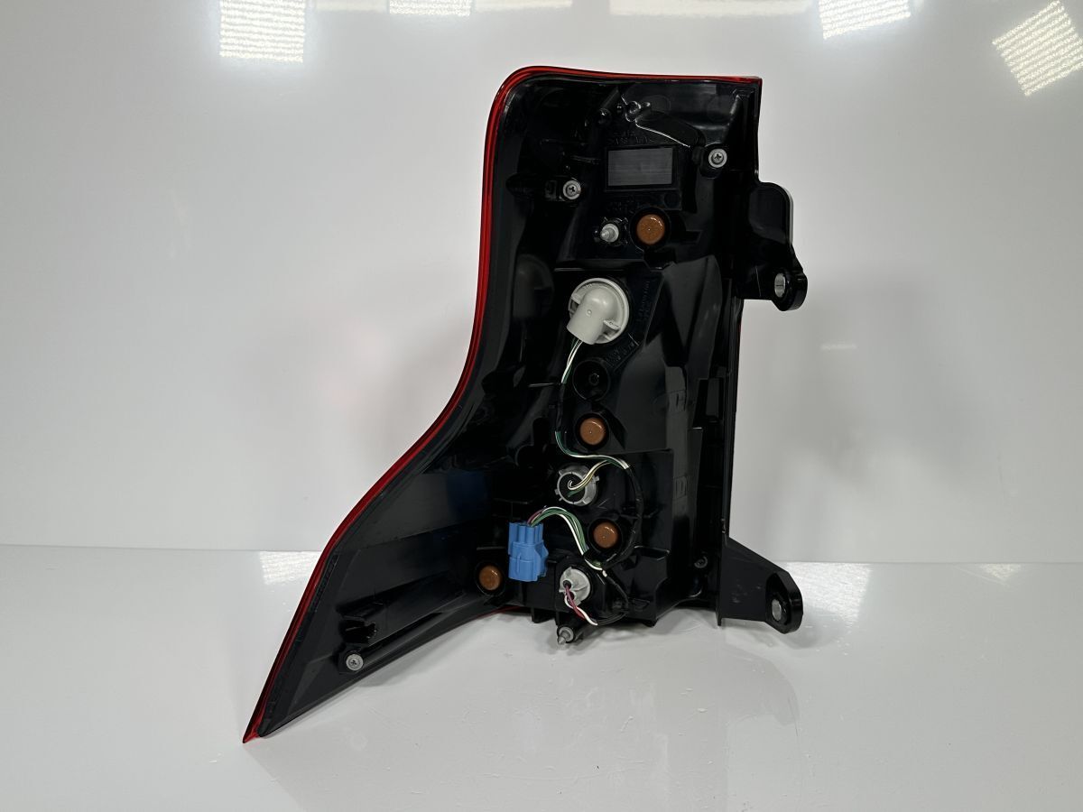 低走行 ランドクルーザープラド ランクルプラド TRJ150W GDJ150W 中期 純正 右テールランプ 81550-60B51 81551-60B51 60-195 管31748 FFCRYSTALESIA_COM