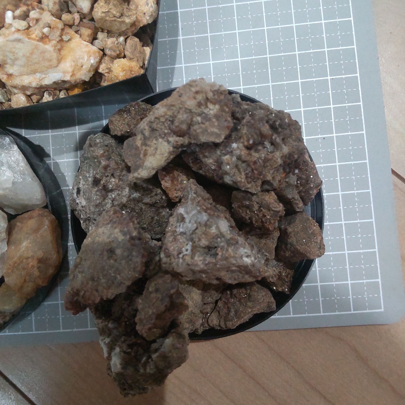 中津川ペグマタイト 愛知県産珪化木水晶 岐阜県産柘榴石 3種盛り合わせ