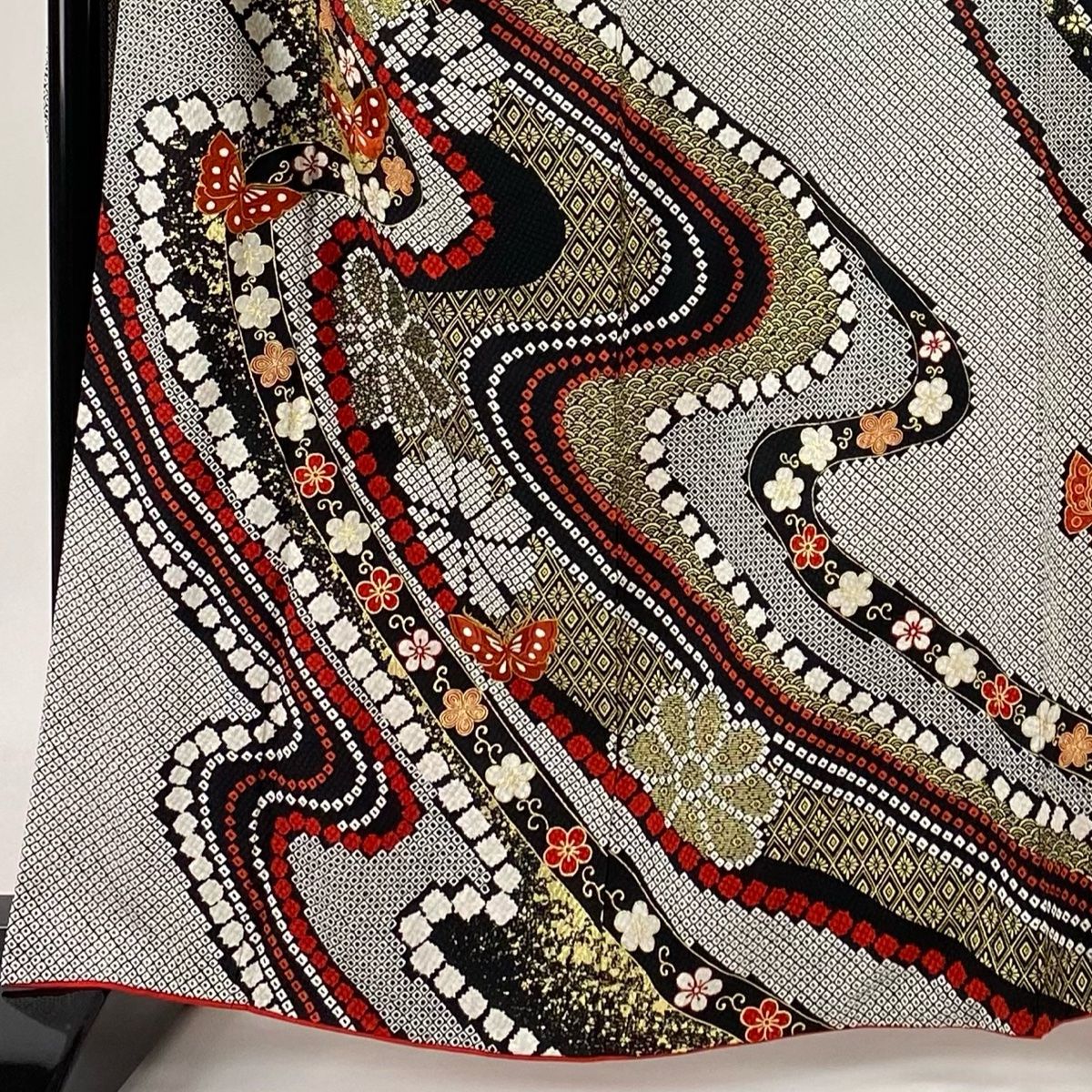 振袖 身丈162cm 裄丈67cm M 袷 蝶 草花 刺繍 金彩 黒 正絹 美品 名品  