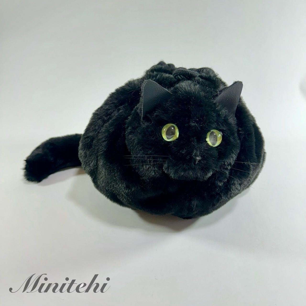 ぬいぐるみみたいな 香箱座りの黒猫さん巾着バッグ　トート　ミニショルダー　ポシェット　黒ねこ　猫雑貨　猫グッズ　リアル　ショルダーバッグ　きんちゃく