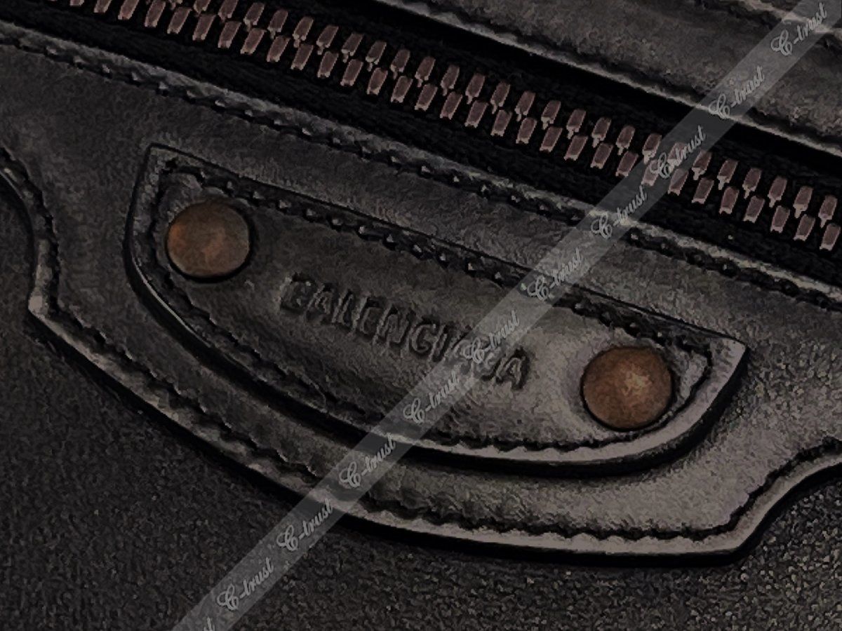 ●送料込●BALENCIAGA●ネオクラシック ストラップ マルチポーチ ○送料込○BALENCIAGA○ネオクラシック ストラップ マルチポーチ