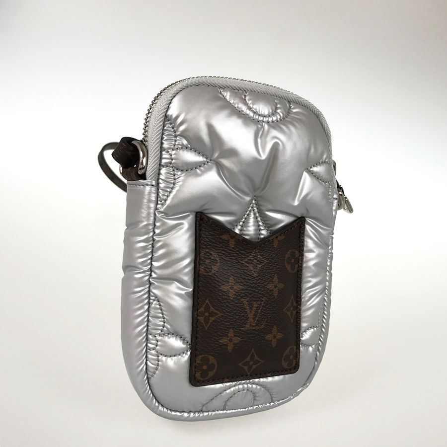 美品louis vuitton ルイヴィトンLVスノーピローフォンポーチシルバー メーカー直売】の商品をすべて 美品louis ルイヴィトンLVスノー