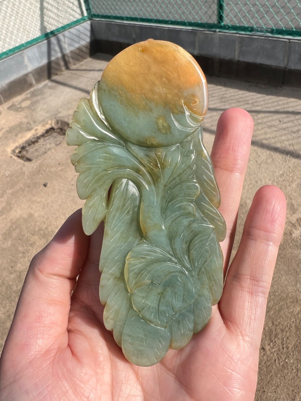 天然岫岩玉 クジャク 彫りペンダン 花玉 精工彫刻 - メルカリ