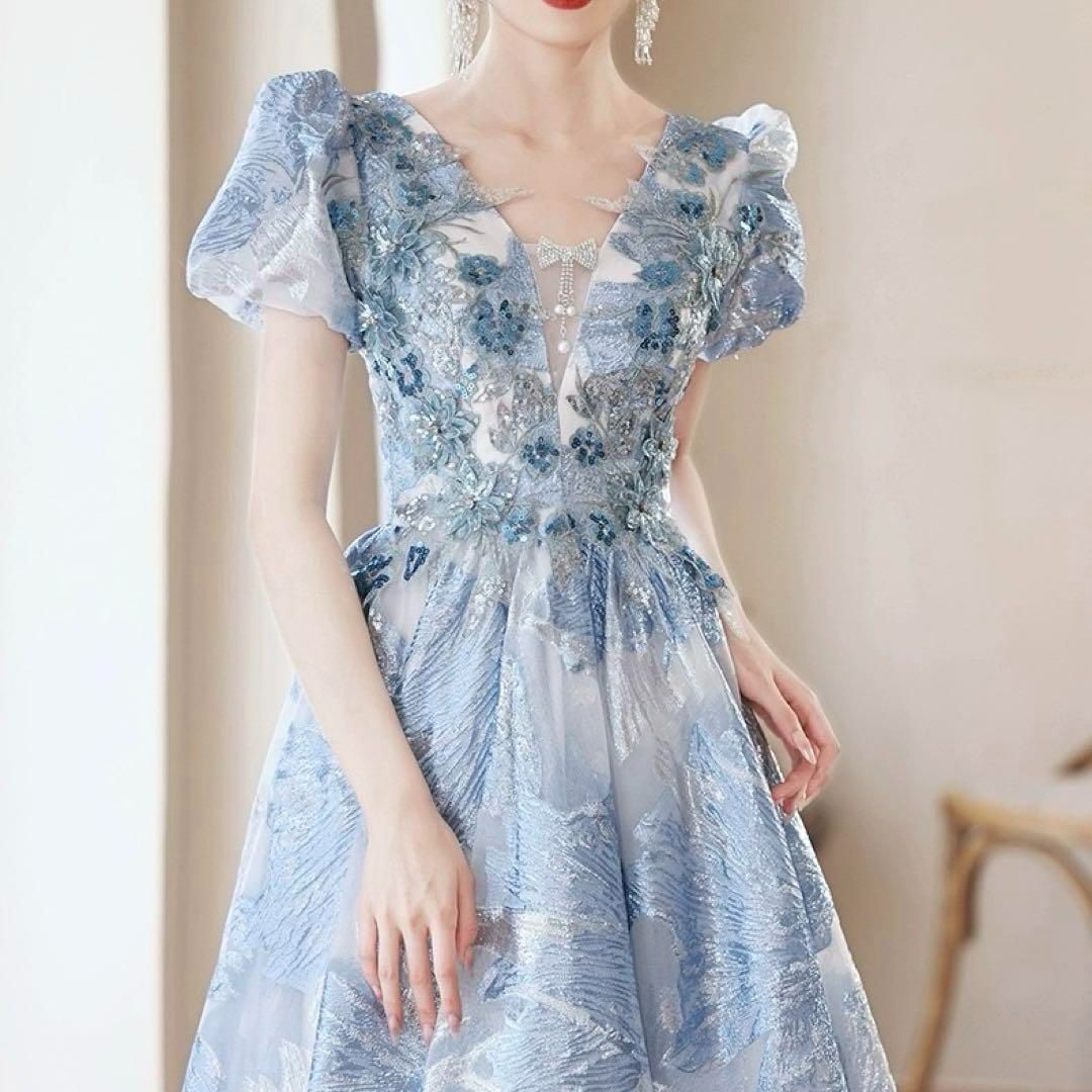 全面にお花のデザインが施されたゴージャスなパフスリーブドレス