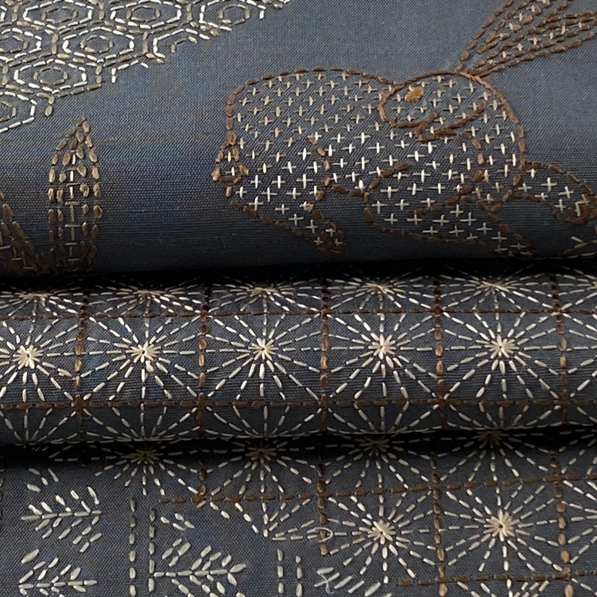 付下げ 美品 名品 紬地 有職文様 刺し子刺繍 黒 袷 身丈166cm 裄