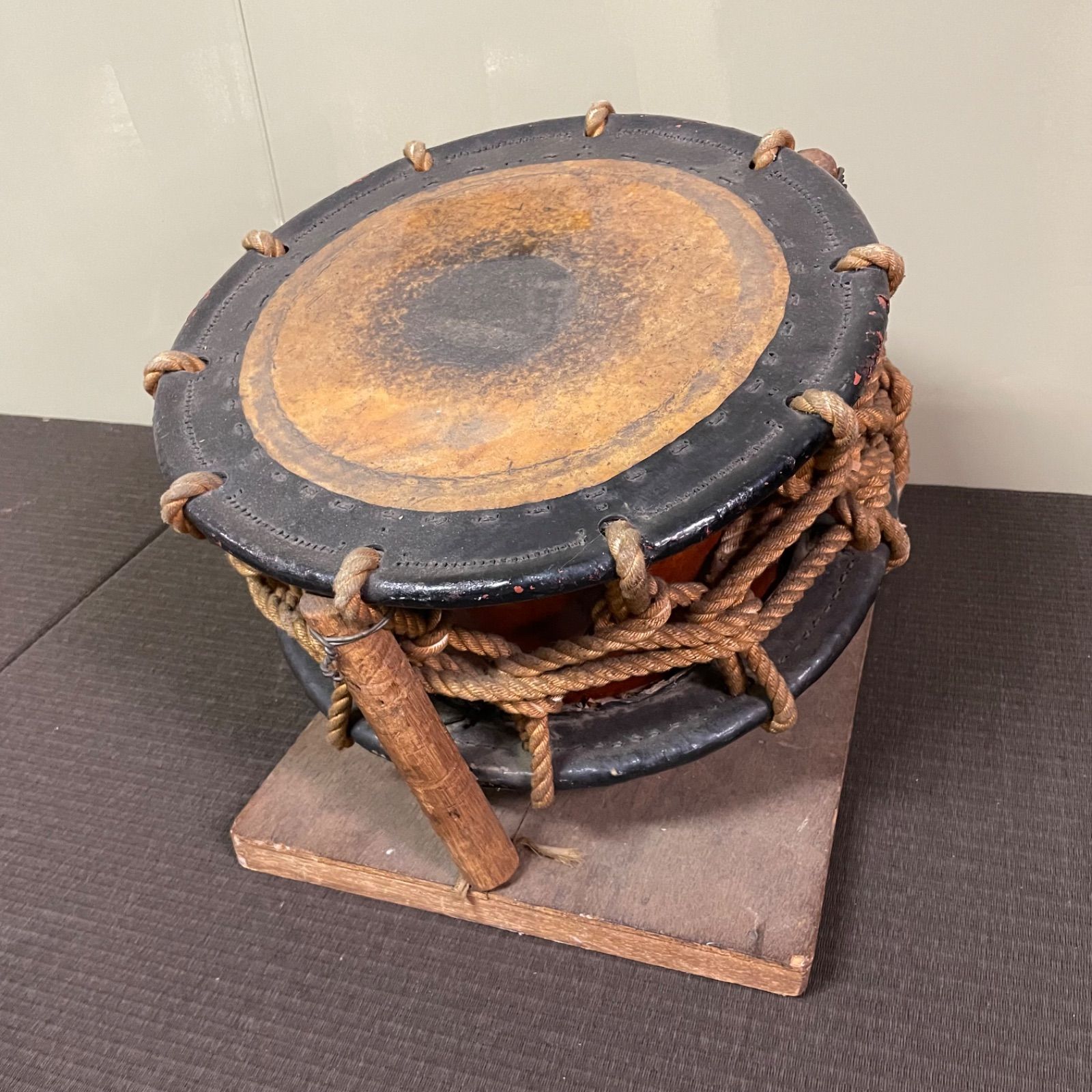 ♭ 締め太鼓 締太鼓 和太鼓 打面 約26cm 和楽器 台座付き - メルカリ
