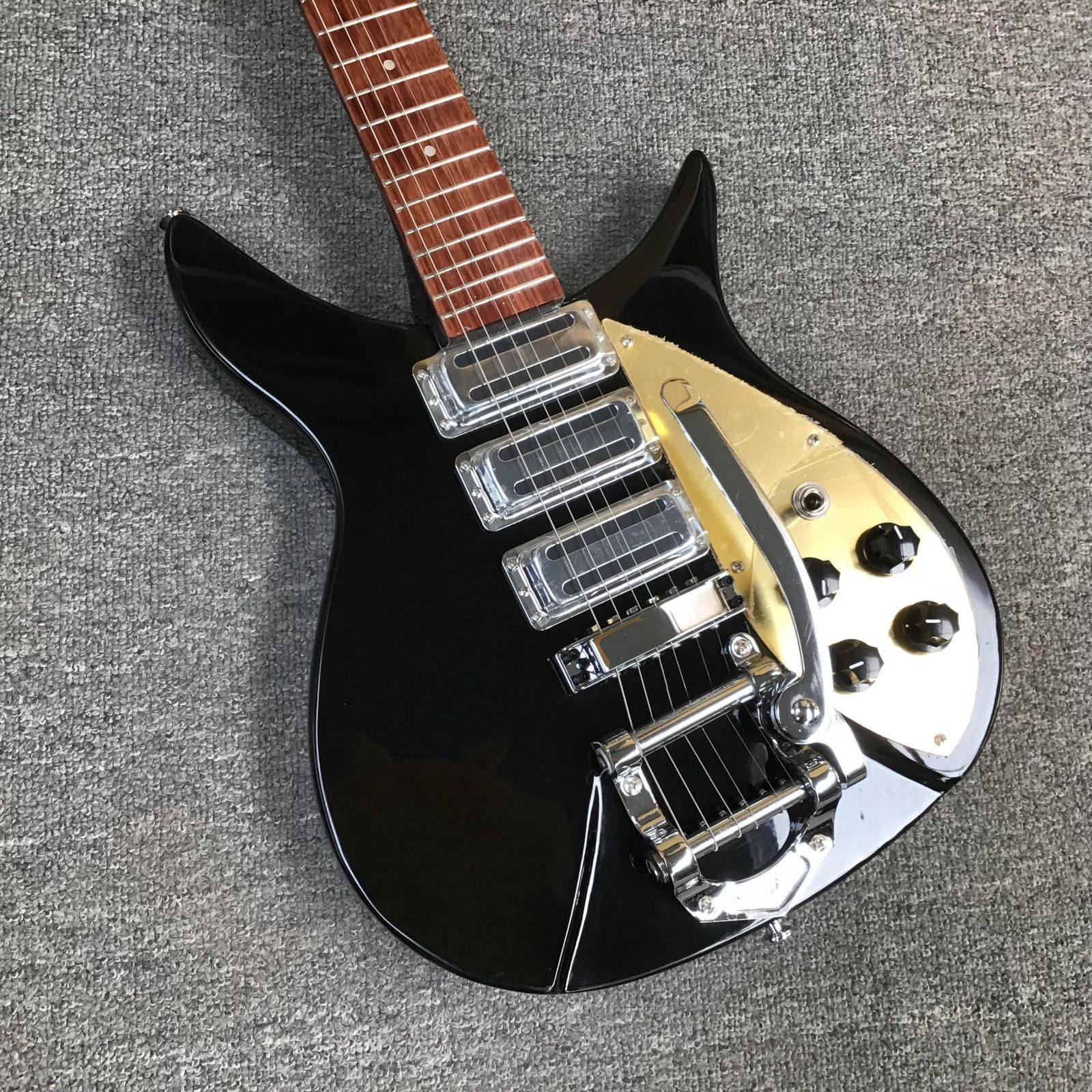 リッケンバッカービグスビータイプ 325ゴールドピックガード WWW_TRAVELLANDINDIA_COM