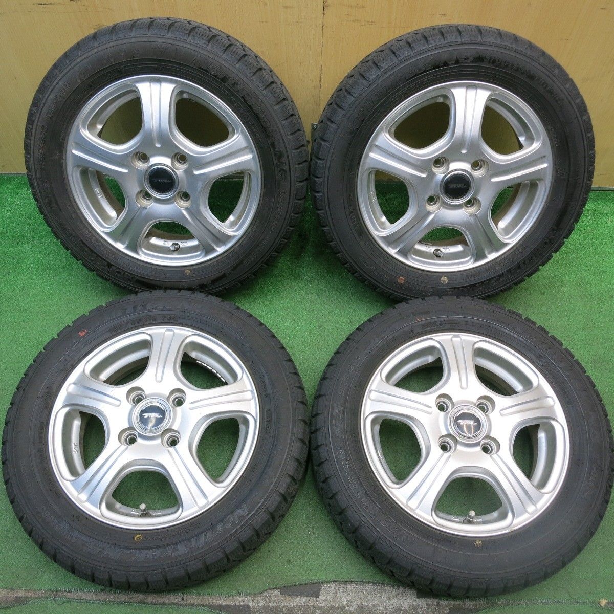AUTOBACS NorthTrek N5 155/65R13 13インチ スタッドレス 4本 22年製 バリ溝 モコ ゼスト ライフ ネイキッド等　(MTW111) クレジットカード QRコード決済可能 155/65R13 オートバックス ノーストレック N5 スタッドレス 4本 【公式
