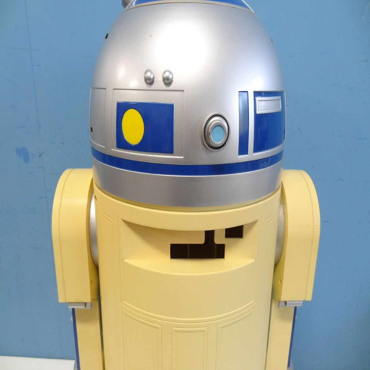 R2-D2 DVDプレイヤー スターウォーズ サークルKサンクス 当選品 非売品 プレーヤー欠品 ライトセーバー型リモコンカバー有 ディスプレイ  高さ70㎝ 横46㎝ 現状 - メルカリ