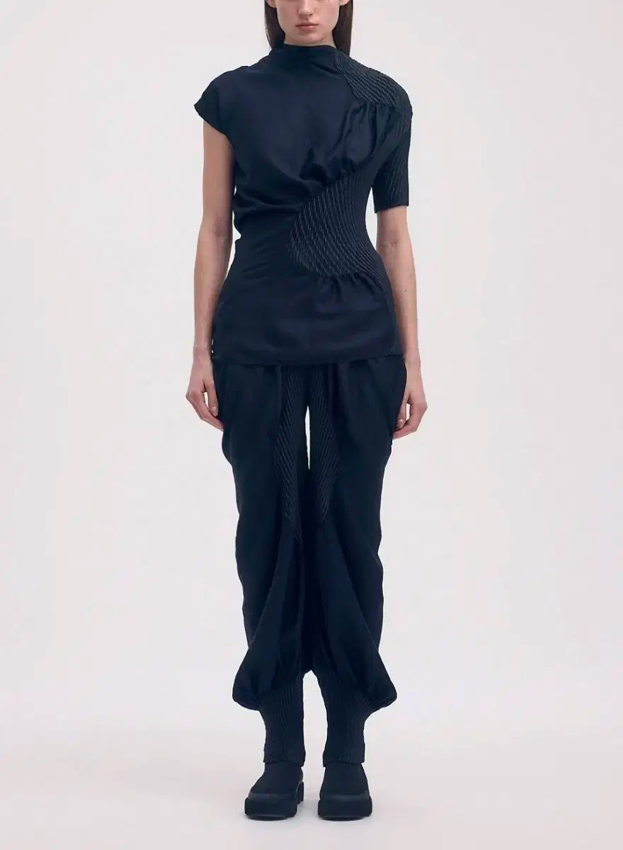 ISSEY MIYAKE(イッセイミヤケ) Conture Pleats トップス - メルカリ
