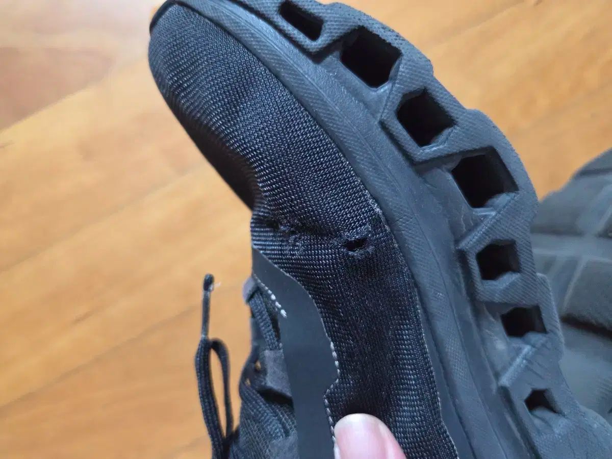 オン ランニングシューズ 黒 Cloudtec 265 HRDEVELOPMENT_JP