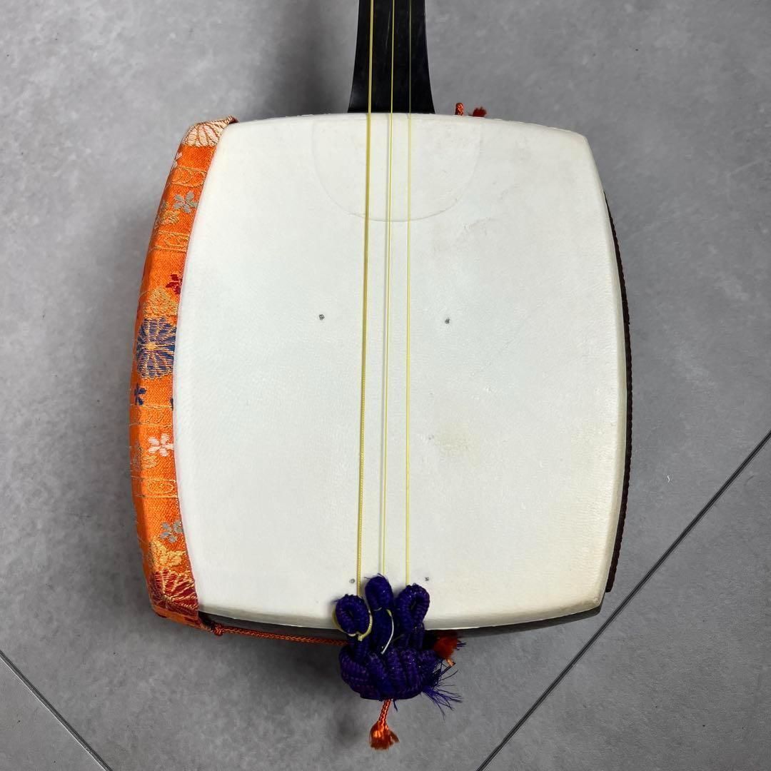 フォローで20％割クーポン配布中 品 細棹長唄三味線 子持ち綾杉胴 紅木 金細 レザーハードケース 25M5080SR0528