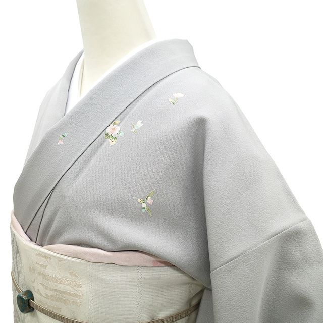 未使用近い 美品 正絹 単衣 手描き小紋 着物単品 上質おしゃれ 小紋 着物 未使用 正絹 千地泰弘 友禅作家 落款有り 黒 グレー