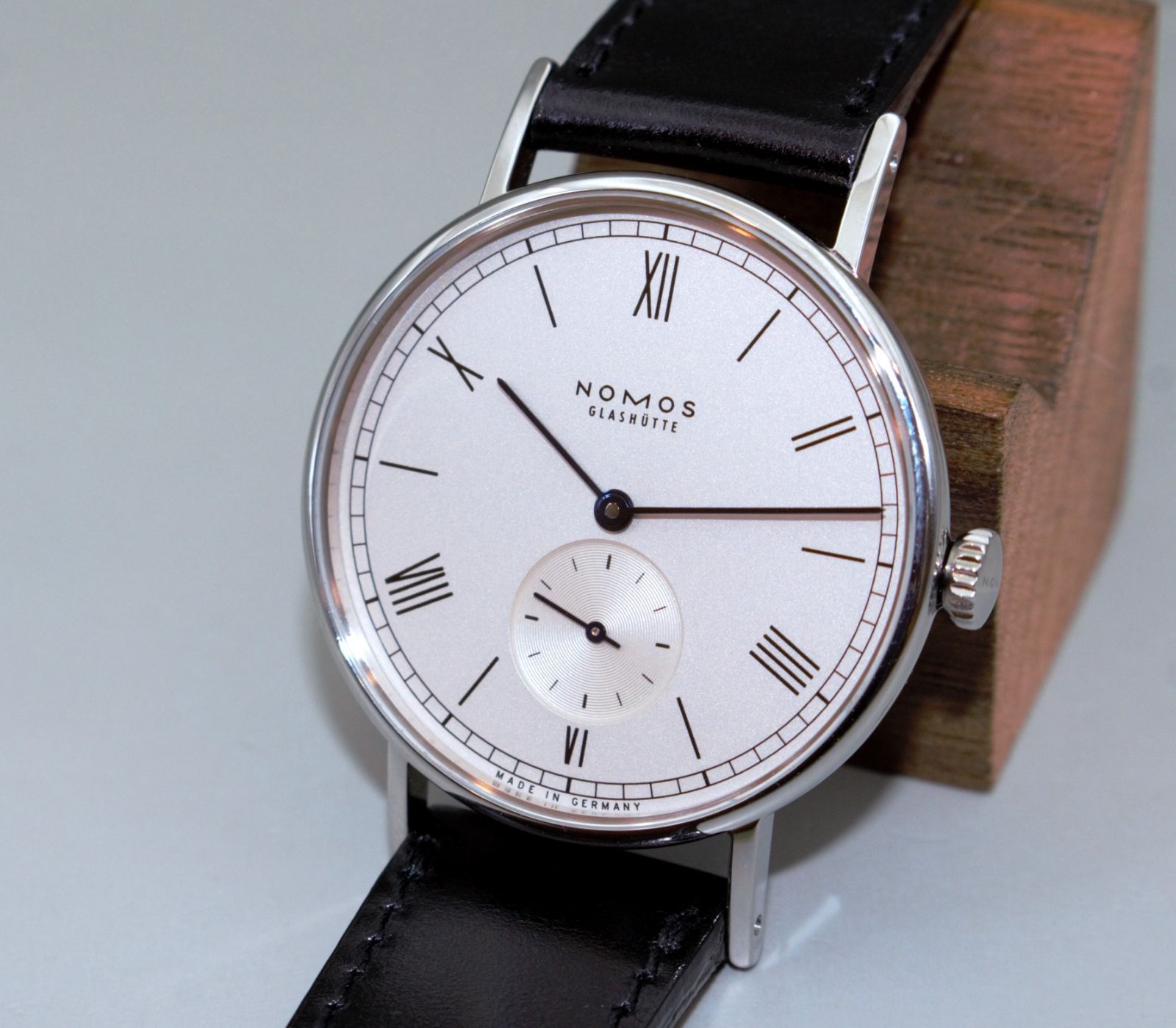 時計 NOMOS