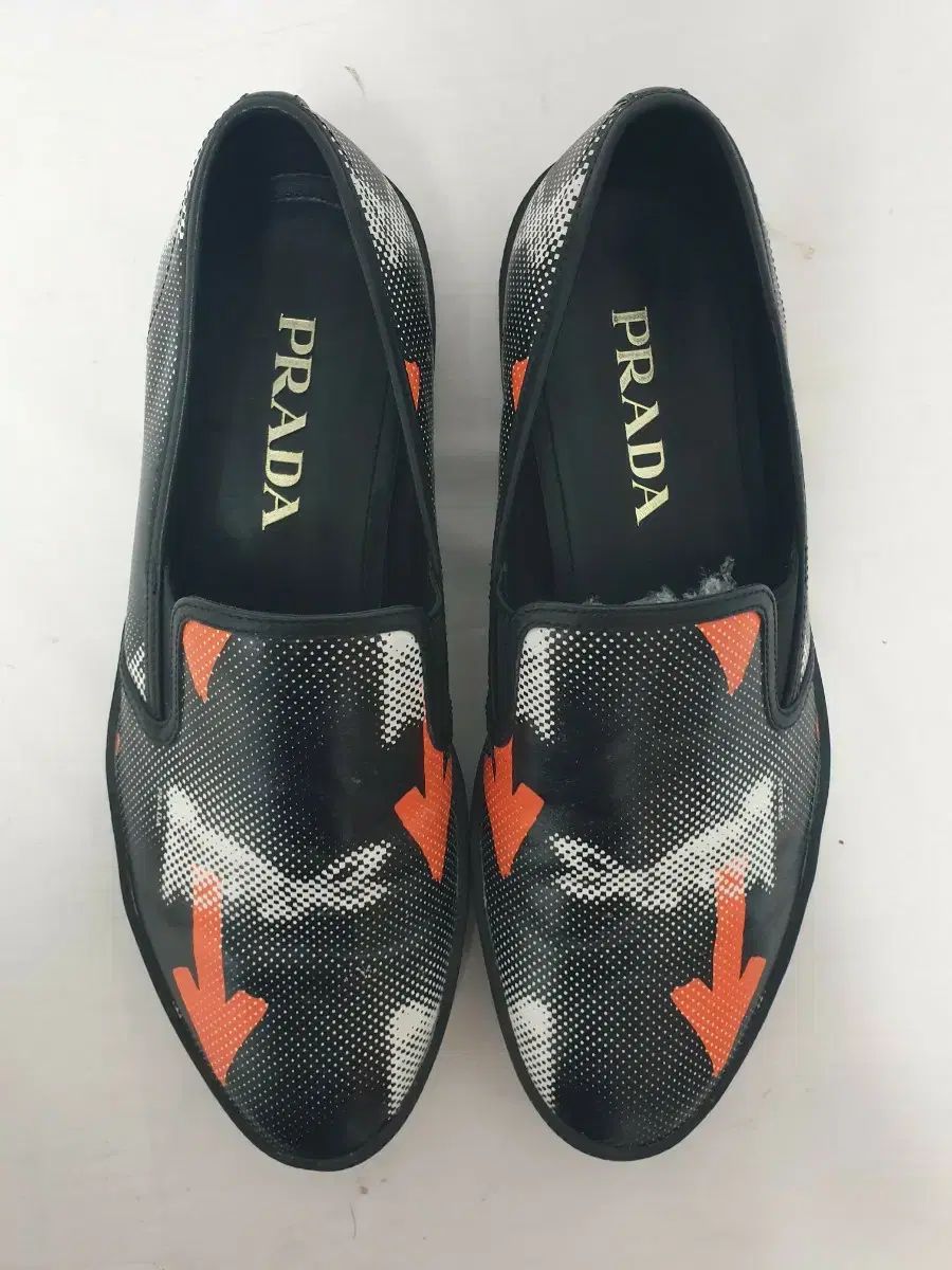 PRADA(プラダ) 黒 パターン ローファー スリッポン - メルカリ
