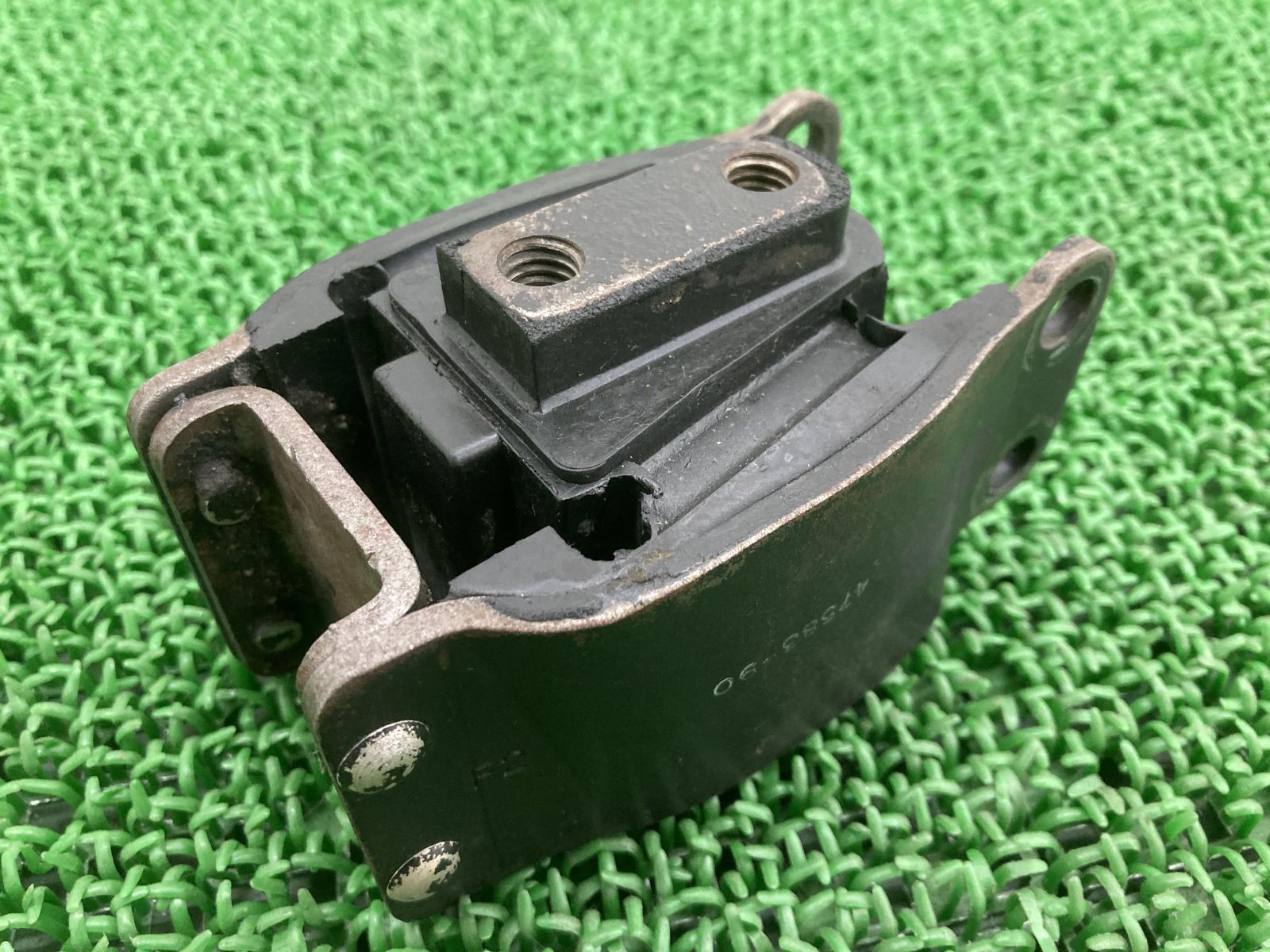 ダイナ エンジンマウント 前側 47583-90 ハーレー 純正 中古 バイク 部品 アイソレーター フロント エボ TC88 車検 Genuine
