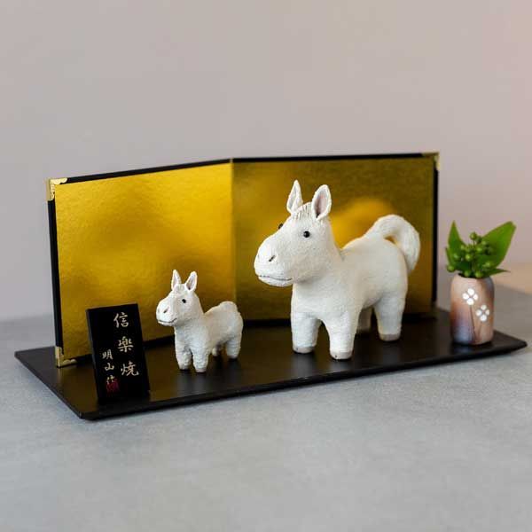 干支置物 迎春うま 親子陶板セット 信楽焼 窯元 陶器 飾り 開運招福 縁起物 和 民芸品 レトロモダン 置物 ドール シリーズ マスコット オブジェ かわいい 十二支 干支 お正月 迎春 白馬 2026年 令和8年 家族 NEXPOTALLINN_EU