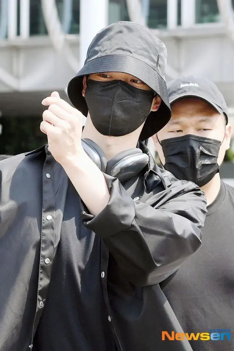 Prada(プラダ) バケットハット リナイロン トライアングルロゴ ポーチ