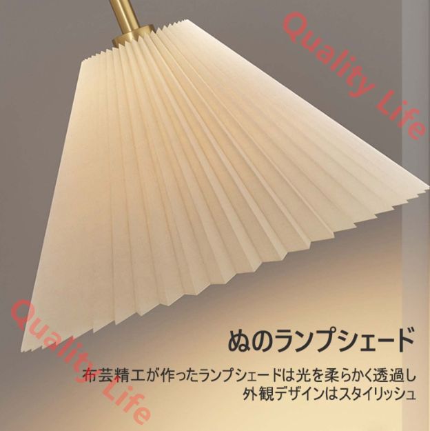 間接照明 木製のテーブル付き