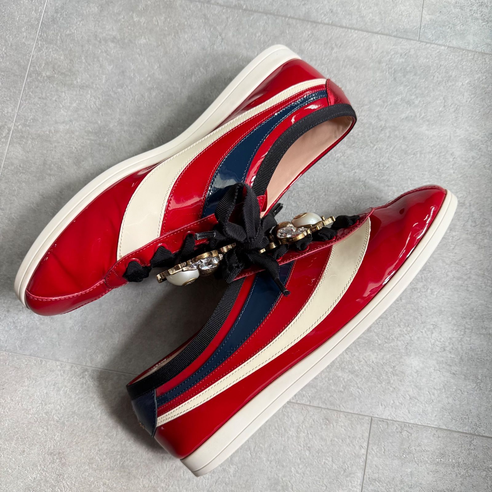 美品 GUCCI グッチ Bee ビー パール ビジュー パテントレザー 