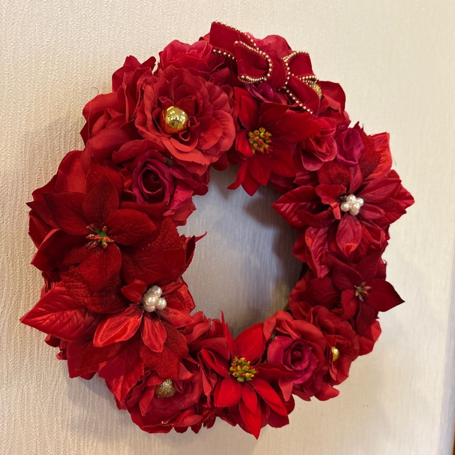 ✴︎:.。.新作2025♪　煌めきのクリスマス・ポインセチアリース ポインセチアのリース」 折り紙5枚と金の工作用紙で可愛いポインセチア