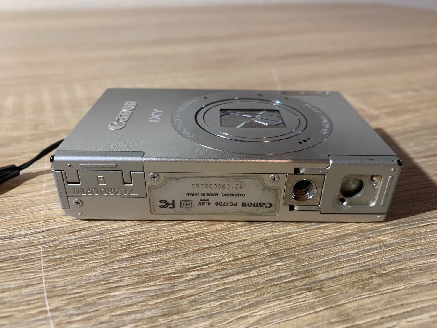 シルバー デジカメ