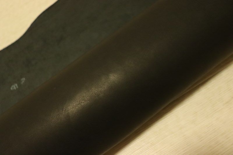 ブラック 232ds ヌメ革 牛革 インポート レザー 素上げ 半裁 一枚革 レザークラフト 革 皮 本革 diy 生地 材料