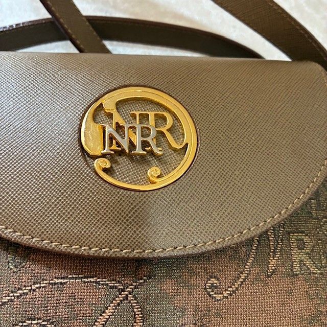 美品✨ NINA RICCI　ショルダーバッグ　レザー　ゴールド　スタッズ ニナリッチ NINA RICCI キャンバスレザー ショルダーバック NR