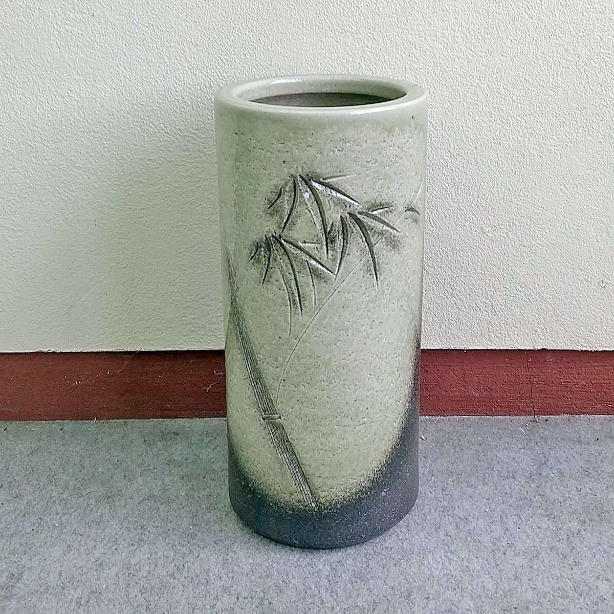 陶器傘立て　笹模様傘立　信楽焼　丸伊製陶　約6本収納可能　2-2914 陶器傘立て 信楽焼 笹模様傘立 丸伊製陶 傘約6本