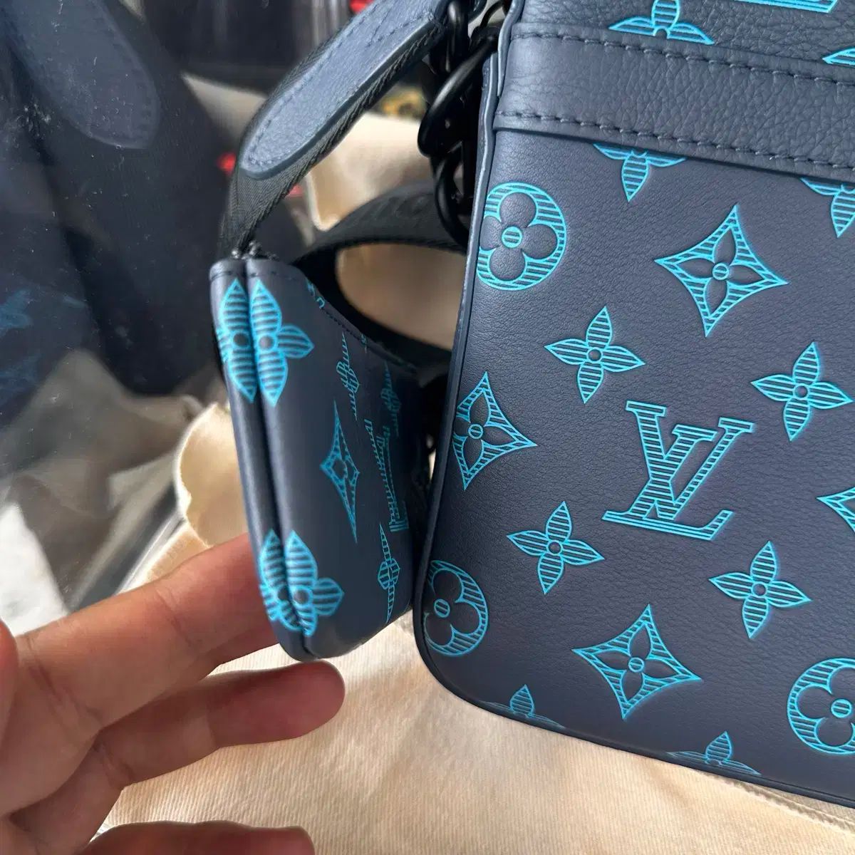 美品 LOUIS VUITTON ヴィクトール メッセンジャーバッグ Louis Vuitton(ルイヴィトン) シャドー トリオ メッセンジャー