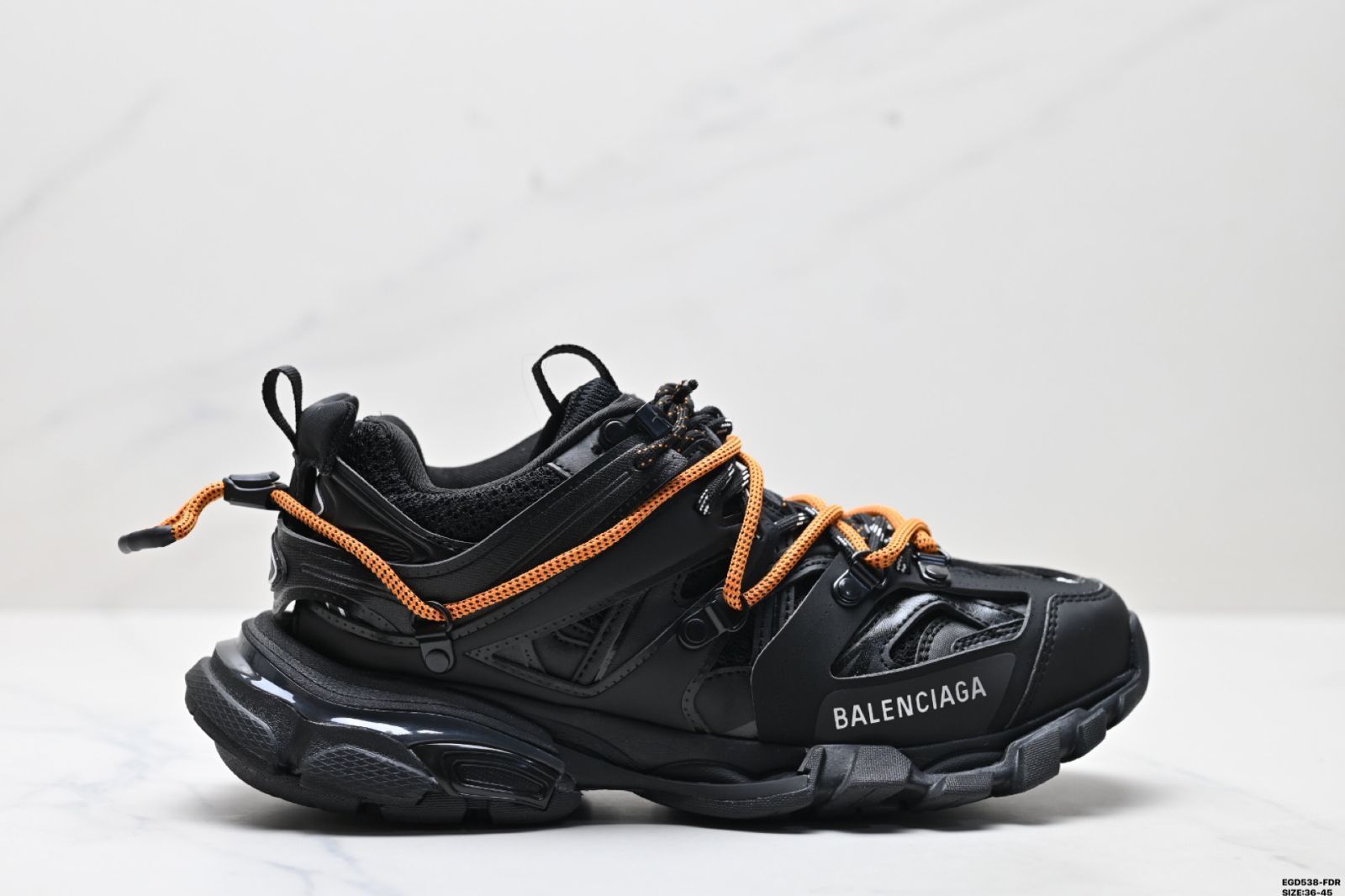 バレンシアガ（Balenciaga）Track Trail 丸首（まるがしら