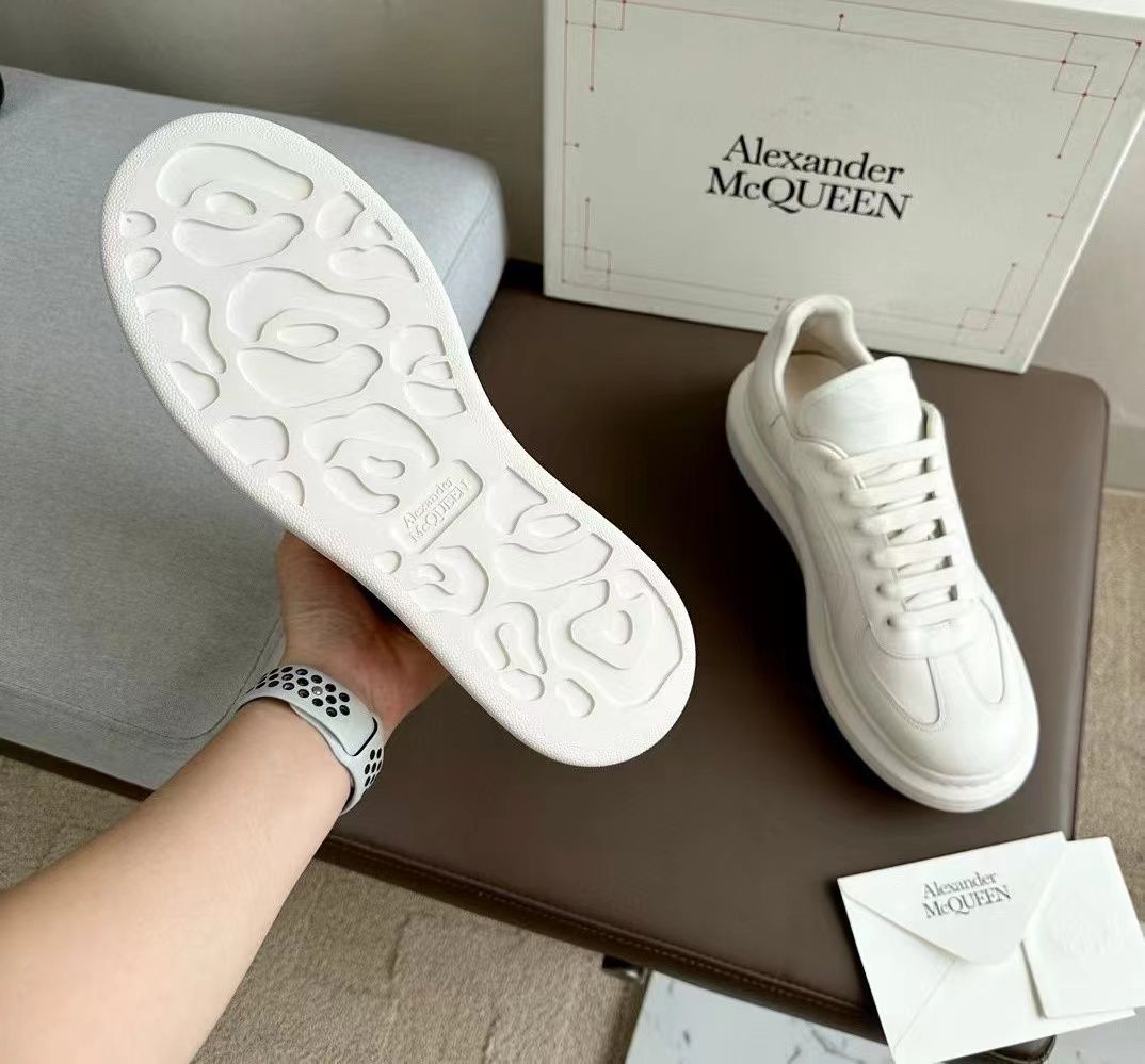 Alexander McQue.n Alexander McQueen (アレキサンダーマックイーン) LARRY ラリー オーバーサイズ レザー ローカットスニーカーシューズ ホワイト - メルカリ