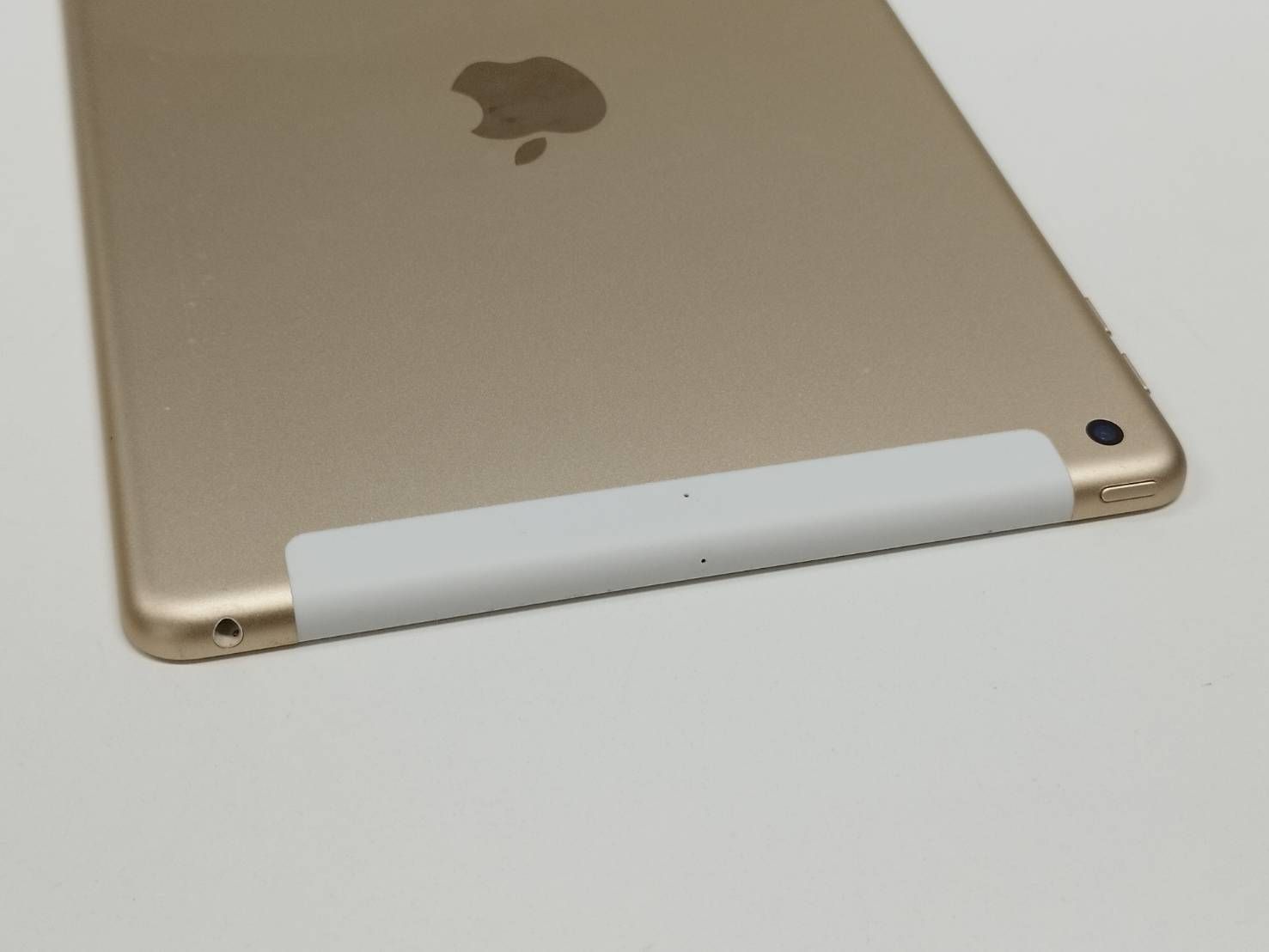 SIMフリー】iPad 第5世代/32GB/A1823〈MPG42J/A〉 - メルカリ