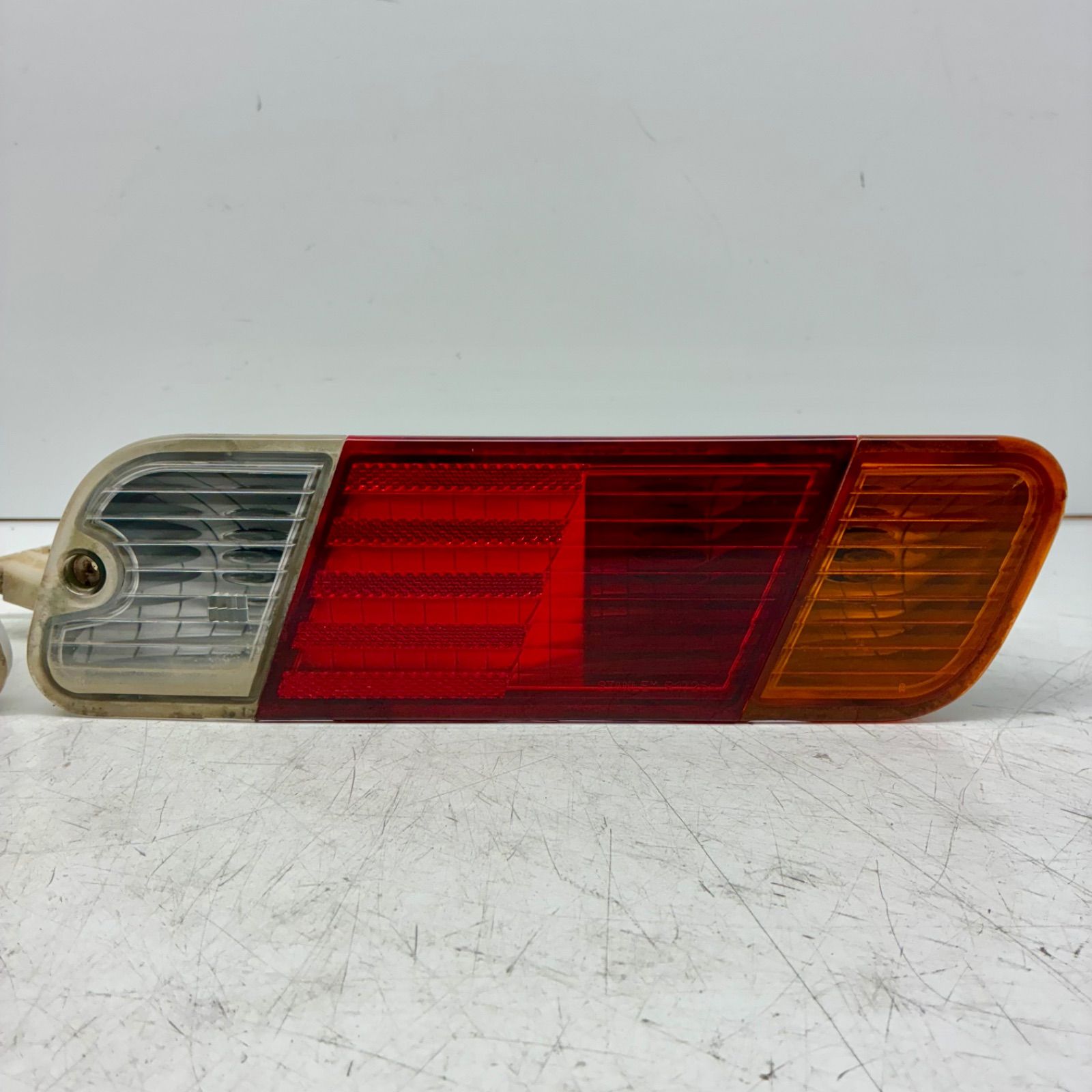 U61T U71T ミニキャブ クリッパー 左右テールランプ純正 送料込み三菱 U61T U62T ミニキャブ トラック 純正 左 テールランプ テールライト 日産 クリッパー U71T U72T  スタンレーP5729