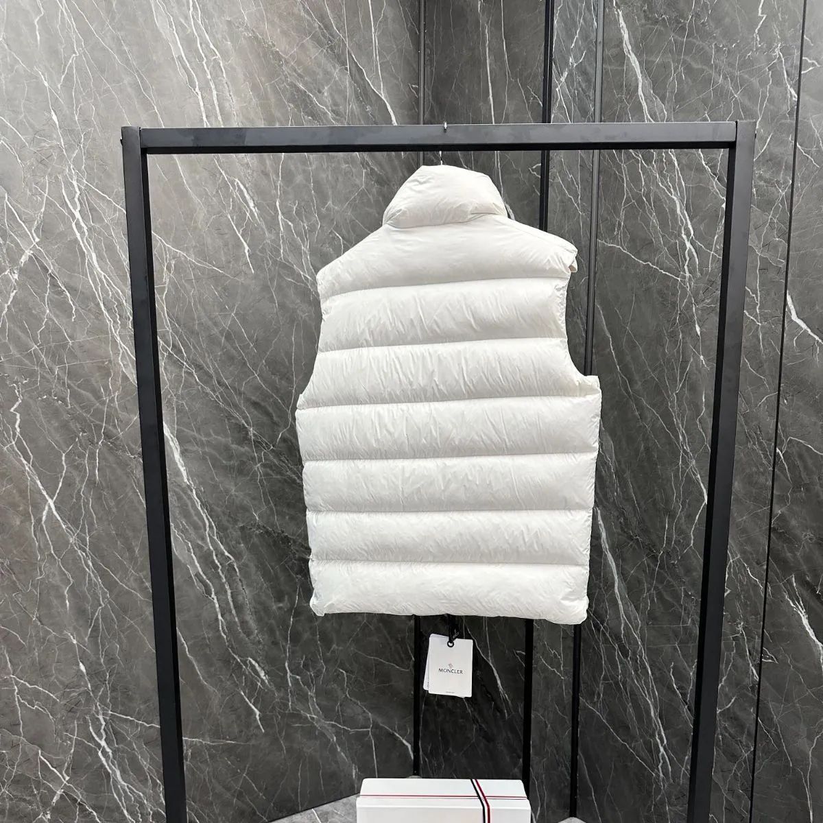 MONCLERモンクレール 白いクラシックメンズダウン｜
