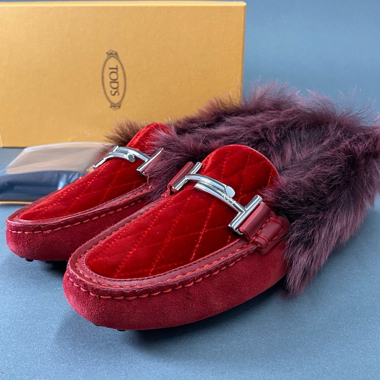 2i20 《美品》 TOD'S トッズ  イタリア製 ローファー モカシン ドライビングシューズ T金具 ファー 40 レッド スエード ベロア