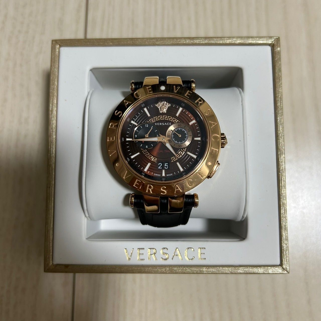 Versace ヴェルサーチ Vレース デュアルタイム VEBV00722 ブラウン文字 