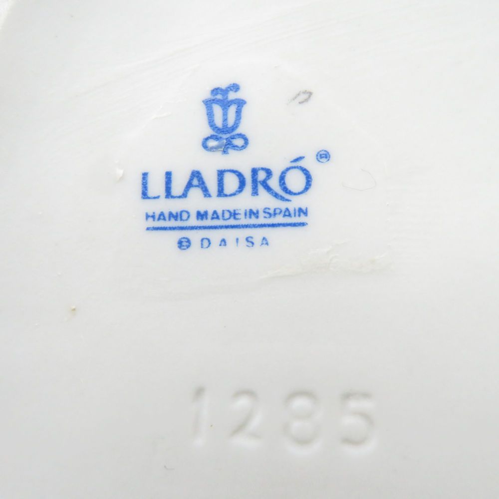 LLADRO リヤドロ 1285 「Dropping the Flowers」 フィギュリン